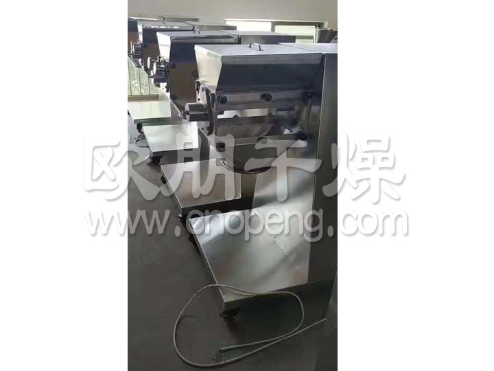 欧朋干燥低能耗摇摆制粒粉碎机等客户提货